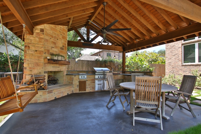 Covered patio and outdoor kitchen